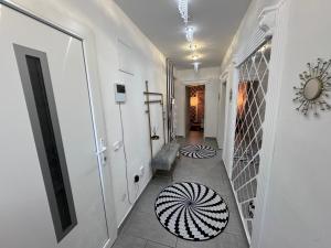 波鸿LUXURY HOME的走廊上设有楼梯、椅子和地毯