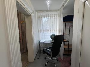 波鸿LUXURY HOME的客房设有书桌、椅子和窗户。