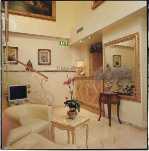 米兰迪耶奇酒店的一间带电视和镜子的客厅