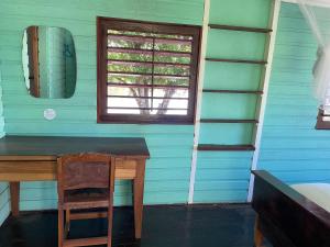 博卡斯德尔托罗Dolphin Blue Paradise的客房设有木制书桌和窗户。