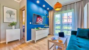 希维拉杜夫-兹德鲁伊Apartament Dwa Księżyce - 5D Apartamenty的蓝色的客厅拥有蓝色的墙面