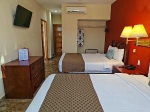 拉巴斯Seven Crown La Paz Centro Historico的酒店客房设有两张床和电视。