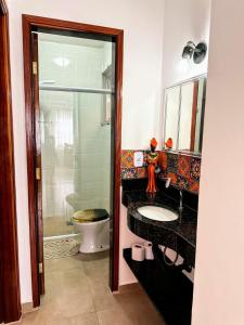 卡拉瓜塔图巴Praia Martin de Sá SP.的一间带水槽和卫生间的浴室