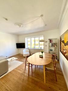 奥胡斯Cozy appartment for 2 in Aarhus的客厅配有桌子和沙发