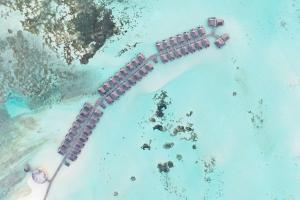 拉薇亚妮环礁Le Méridien Maldives Resort & Spa的水中码头的空中景观