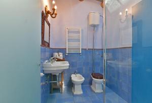 布恩弗奈洛喜美拉特瑞迪酒店的蓝色瓷砖浴室设有水槽和卫生间