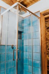 布恩弗奈洛喜美拉特瑞迪酒店的浴室铺有蓝色瓷砖,设有淋浴。