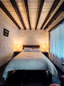 NobsaHotel Puntalarga的一间卧室配有一张带2个床头柜的大床