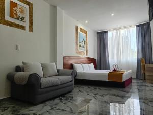 阿约拉港Patty House Galapagos的酒店客房,配有床和沙发