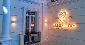 都拉斯Art Gallery Boutique Hotel的建筑一侧的艺术画廊标志