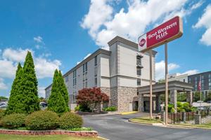 格林维尔Best Western Plus Greenville I-385 Inn & Suites的一种没有停车标志的酒店 ⁇ 染