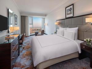 麦加麦加瑞士酒店的酒店客房设有一张大床和一台电视。