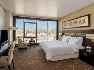麦地那麦地那普尔曼扎姆扎姆酒店的卧室设有一张白色大床和大窗户