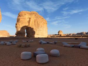 欧拉Shaden Resort的沙漠中的一组椅子,有岩石