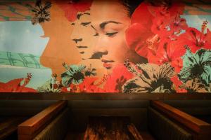 檀香山OUTRIGGER Waikiki Beachcomber Hotel的墙上一幅两幅女画