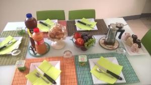 加拉托内拉特瑞迪卡特萨安娜住宿加早餐旅馆的一张带绿色餐巾的桌子和一碗水果