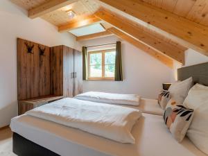 多内尔斯巴赫瓦尔德Chalet Amsel的卧室设有2张床和木制天花板。