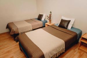 库斯科库奥斯乔瓦斯酒店的小型客房配有两张床,