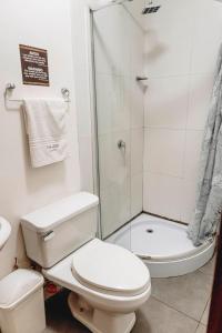 库斯科库奥斯乔瓦斯酒店的一间带卫生间和淋浴的浴室