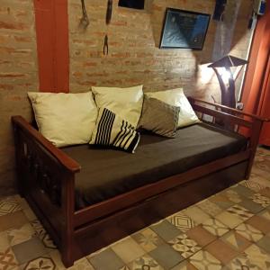 米拉玛Casa de campo, surf, pesca y golf的一张带枕头的木床