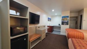 旧金山Presidio Parkway Inn的酒店客房设有两张床和一台平面电视。