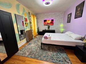 纽约King size room with shared bathroom的一间卧室设有一张床和砖墙