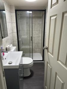 斯劳ELSARO guest house的带淋浴、卫生间和盥洗盆的浴室