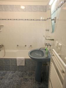 特热比奇Hotel Solaster Garni的浴室配有盥洗盆和浴缸。
