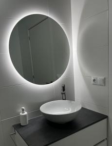 坎加斯德穆拉索Apartamento A Cachola的浴室设有白色水槽和镜子