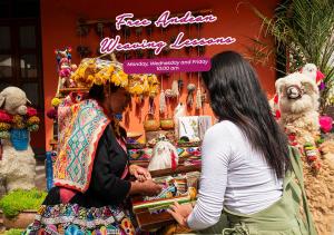 库斯科Union Hotel Cusco的两个女人站在商店前