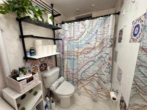 纽约Lemon private room with shared bathroom的浴室设有地图淋浴帘和卫生间