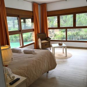 TolosaHostal Avenjúcar的一间卧室配有一张床、一把椅子和窗户。
