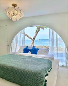 格兰岛Cordelia Villa Koh Larn的一间卧室设有一张床,享有海景