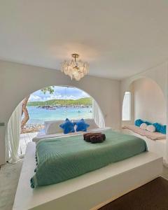 格兰岛Cordelia Villa Koh Larn的一间卧室设有一张大床,享有海景