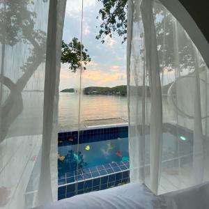 格兰岛Cordelia Villa Koh Larn的一间卧室设有水景窗户