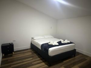 菲兰迪亚Travesía Quindiana的一间卧室配有一张带白色毛巾的床
