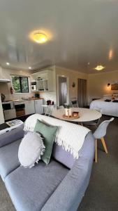 OwakaMohua Park - Catlins Eco Accommodation的客厅配有沙发和桌子。