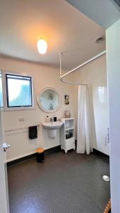 OwakaMohua Park - Catlins Eco Accommodation的一间带水槽和镜子的浴室