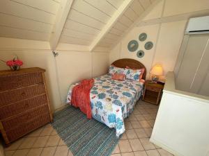 弗利盖特湾希罗夫茨海滩上酒店的一间小卧室,配有床和床头柜
