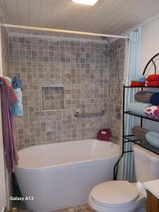 弗利盖特湾希罗夫茨海滩上酒店的浴室配有白色浴缸和卫生间。