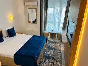 奥林普STEAUA DE MARE - Olimp Resort的酒店客房,配有床和电视