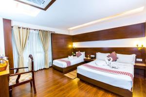加德满都Kathmandu Suite Home的酒店客房设有两张床和窗户。