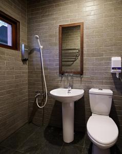 和平区台中商务旅馆－八仙山庄 的一间带卫生间和水槽的浴室