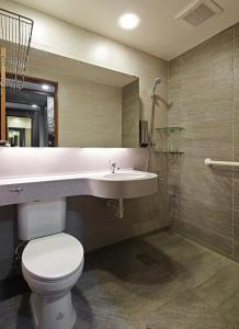 和平区台中商务旅馆－八仙山庄 的浴室配有卫生间、盥洗盆和淋浴。