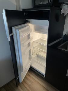 蓬塔谢韦Campary的厨房里空着冰箱,门开