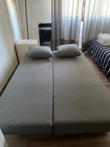 蓬塔谢韦Campary的一张床上有两个枕头的房间