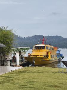 邦咯L23 ,88 Resort Villa House的一艘黄色的船停靠在码头