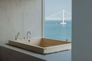 釜山Onyouji Stay的浴缸,享有金门桥的景色