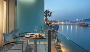 科斯镇科斯阿克缇斯艺术酒店的水景阳台桌子