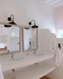 ShelaShela Bahari的浴室设有2个水槽和2面镜子